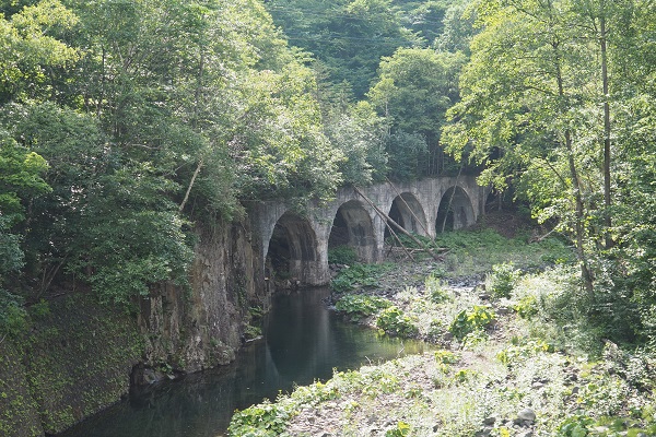 旧国鉄士幌線アーチ橋梁群の写真