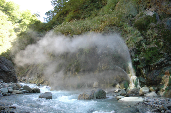 岩間の噴泉塔群の写真