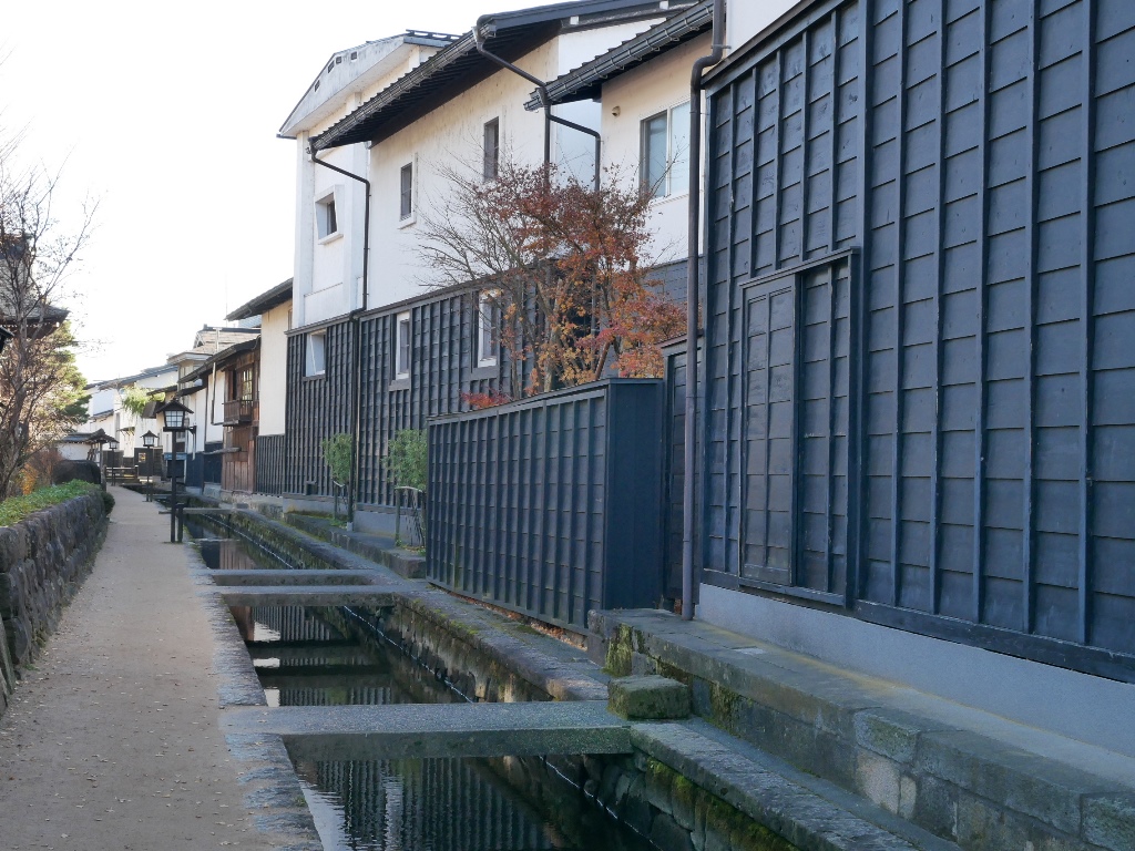 飛騨古川の瀬戸川と白壁土蔵街の写真