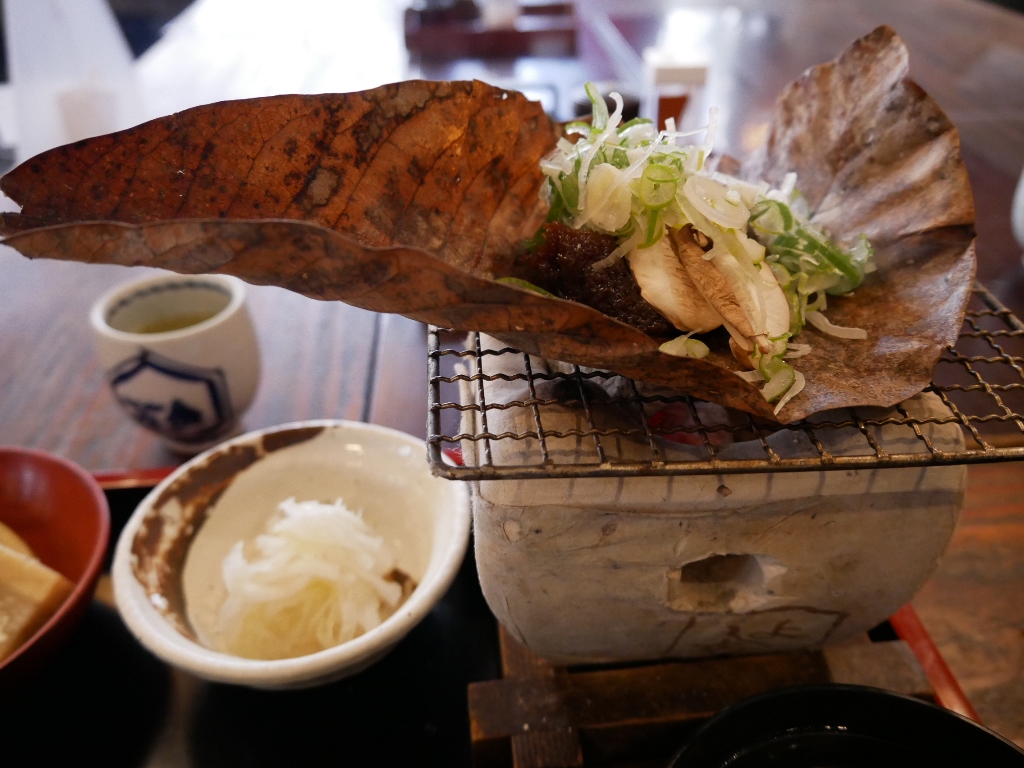 飛騨の朴葉みそ料理の写真