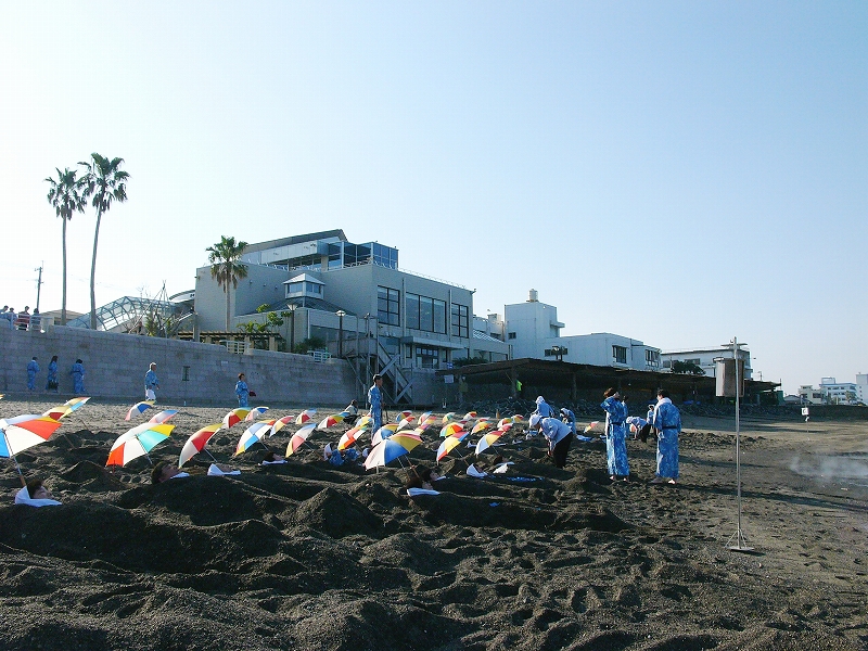 指宿温泉郷（指宿、山川伏目海岸）の砂むし温泉群の写真